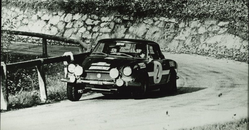 Foto d'epoca di Gino Macaluso durante un rally | fonte:  Fondazione Gino Macaluso Foto d'epoca di Gino Macaluso durante un rally | fonte:  Fondazione Gino Macaluso