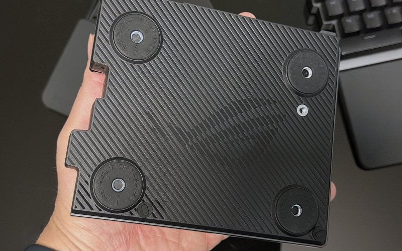 Gli alloggiamenti in cui bisogna avvitare i piedini della ROG Falcata