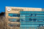 Motorola sogna ancora il telefono da polso: spunta un nuovo brevetto per un device arrotolabile - Notizia