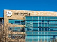 Motorola sogna ancora il telefono da polso: spunta un nuovo brevetto per un device arrotolabile