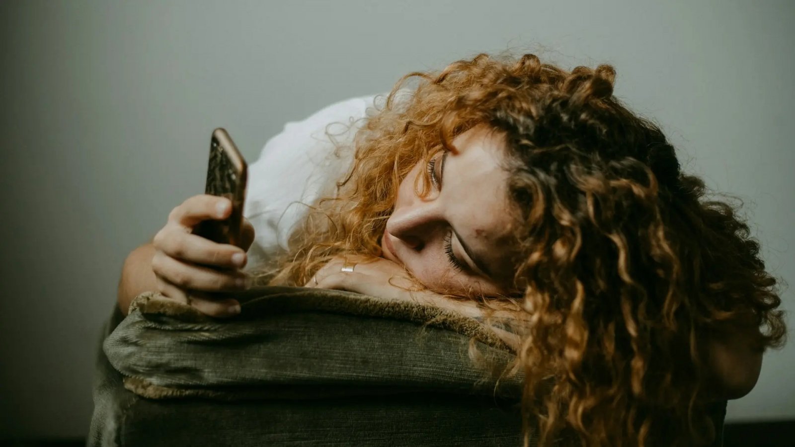 Ragazza che usa ChatGPT (immagine puramente indicativa)