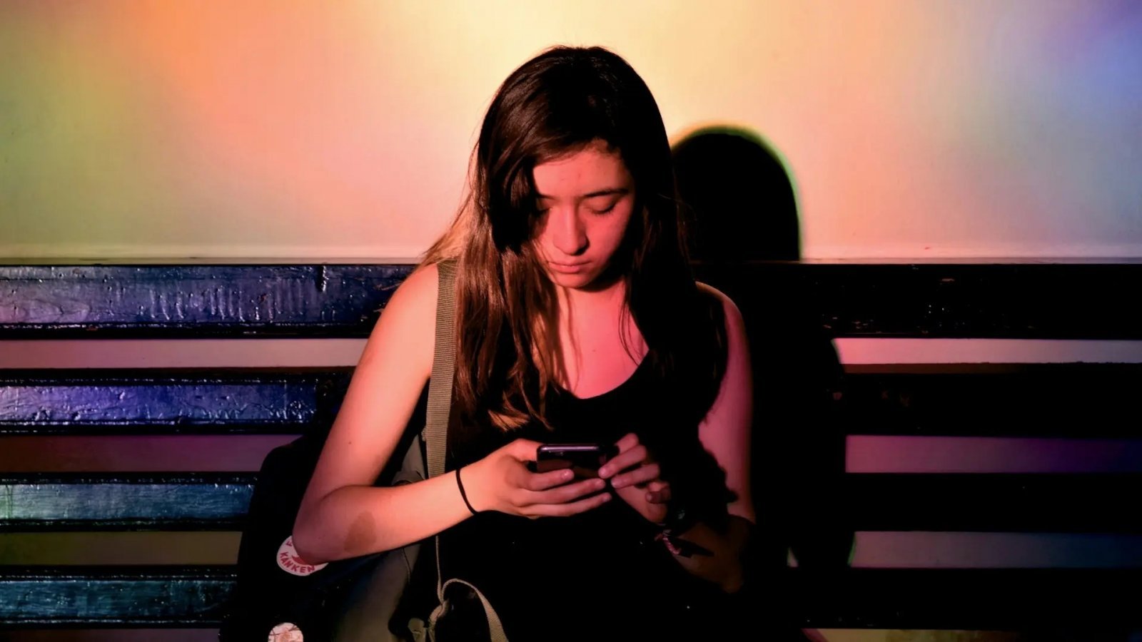 Ragazza che usa uno smartphone