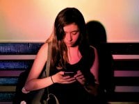 Chatbot IA vietati ai minorenni: la proposta dei senatori USA sarebbe utile anche in altri paesi?