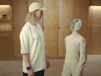 Ecco Neo: il robot domestico che fa le faccende al posto tuo e costa 20.000€