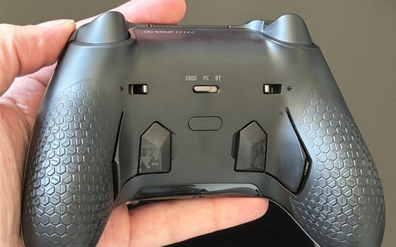 Il retro dello SCUF Valor Pro Wireless con i quattro paddle programmabili