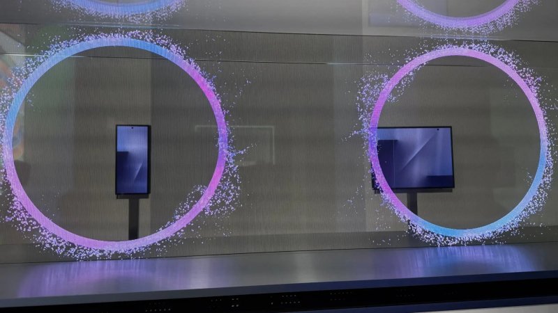 La teca dietro cui Samsung ha mostrato il Galaxy Z TriFold