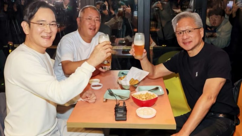 Nella foto, il CEO di NVIDIA, Jensen Huang, il Presidente di Samsung Electronics, Jay Y. Lee, e il Presidente Esecutivo di Hyundai Motor Group, Euisun Chung, in un fast food di Seul Nella foto, il CEO di NVIDIA, Jensen Huang, il Presidente di Samsung Electronics, Jay Y. Lee, e il Presidente Esecutivo di Hyundai Motor Group, Euisun Chung, in un fast food di Seul
