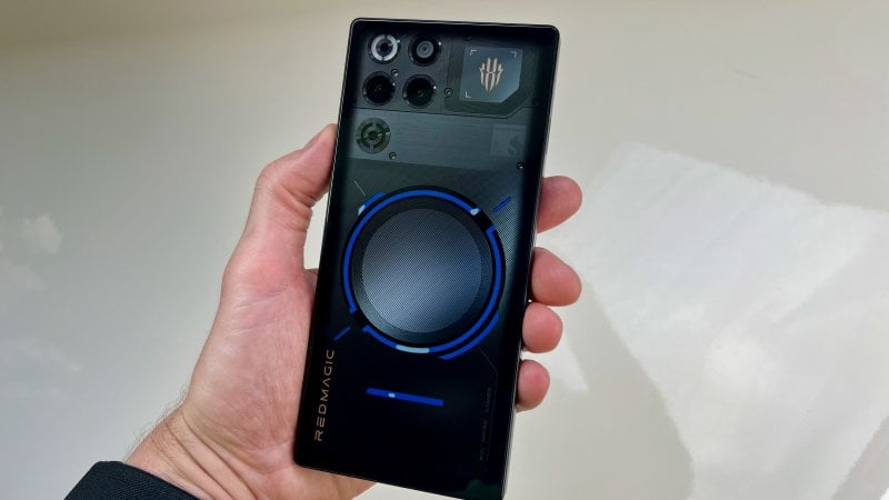 Nella colorazione Nightfreeze di REDMAGIC 11 Pro si vedono i condotti del sistema di raffreddamento