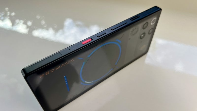 I tasti dorsali capacitivi e lo slider rosso tornano anche su REDMAGIC 11 Pro