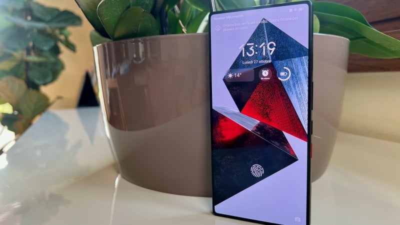 Come di consueto, REDMAGIC 11 Pro è squadrato e piatto su tutti i lati