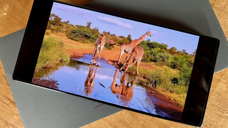 Il display di REDMAGIC 11 Pro è come al solito libero da interruzioni grazie alla fotocamera incastonata sotto lo schermo