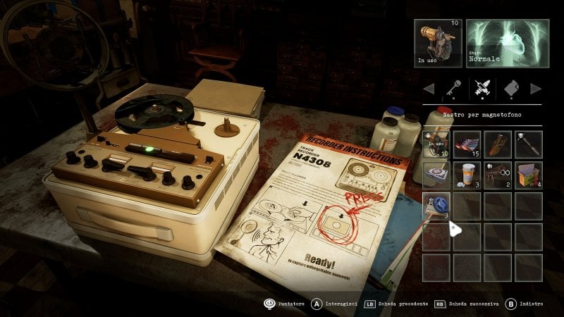 Per salvare si usano dei magnetofoni e c'è bisogno di utilizzare dei nastri, un po' come succedeva in Resident Evil