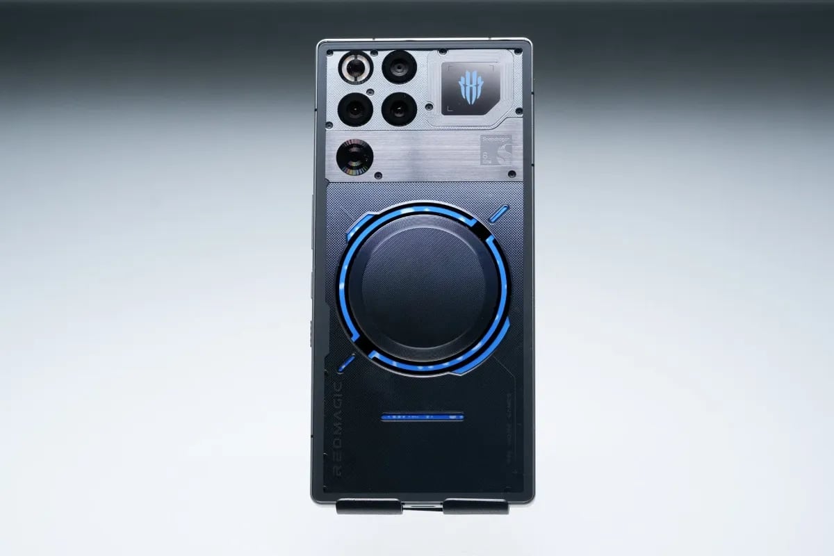 REDMAGIC 11 Pro è il primo gaming phone con raffreddamento liquido
