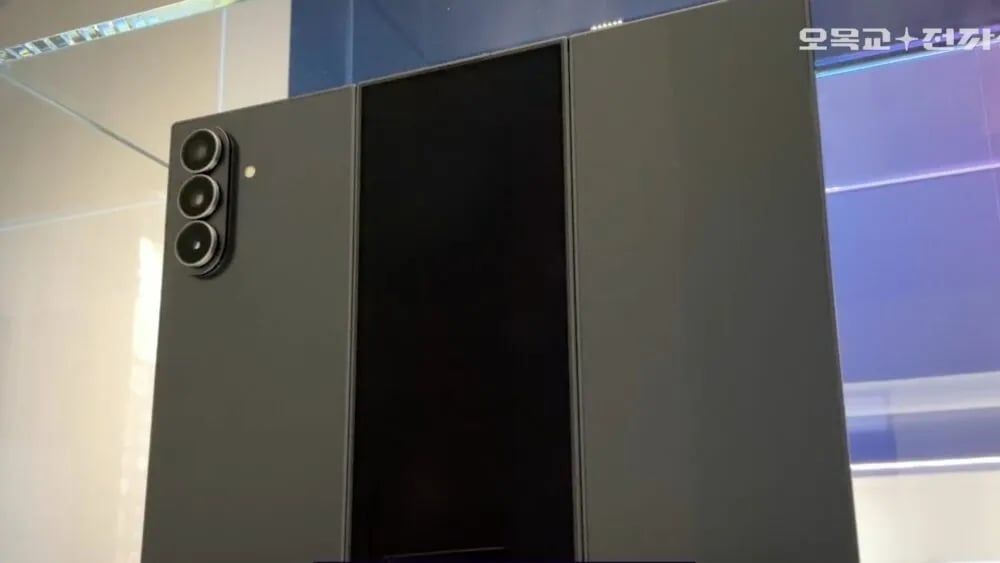 Samsung Galaxy TriFold