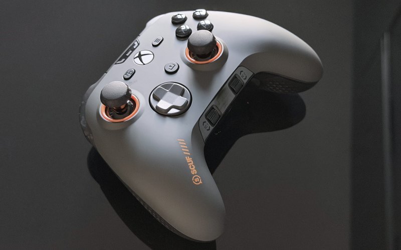 Lo SCUF Valor Pro Wireless con i due stick a testa concava presenti nella confezione, uno lungo e uno corto