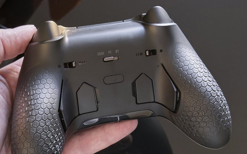 Il retro dello SCUF Valor Pro Wireless con i due paddle piccoli 'chiusi'