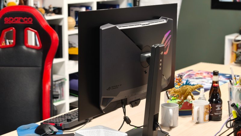 Il retro del monitor ASUS ROG Strix OLED XG32UCWG