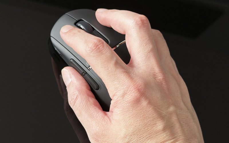 Il Turtle Beach Burst 2 Pro impugnato