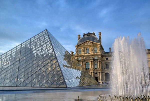 Louvre di Parigi