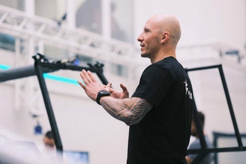 Maciej è uno stunt performer con ormai più di vent'anni di carriera alle spalle, nonché autore dei movimenti di Geralt nei vari capitoli di The Witcher