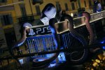 PS5 sbarca sui Navigli di Milano, un trailer mostra l'installazione - Notizia
