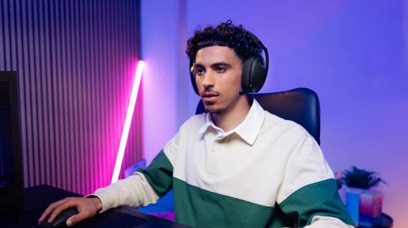 Ecco come sembrano le Logitech G321 una volta indossate