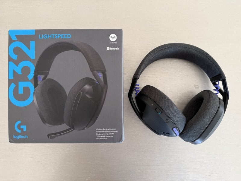 La confezine e le cuffie da gaming Logitech G321 nella colorazione nera