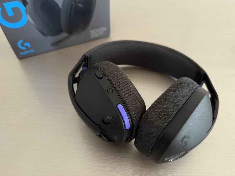 Sul padiglione sinistro delle Logitech G321 c'è un interruttore per l'accensione, un pulsante per la connettività Bluetooth e un doppio tasto per il volume