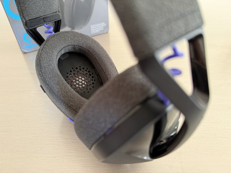 Il foro centrale dei padiglioni delle Logitech G321 è piuttosto ampio per ospitare bene le nostre orecchie