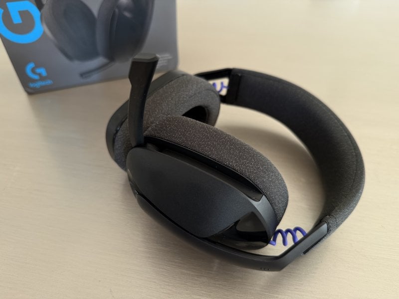 Il microfono non rimovibile delle Logitech G321 ha un'asta corta, che però si nasconde bene all'interno del padiglione sinistro