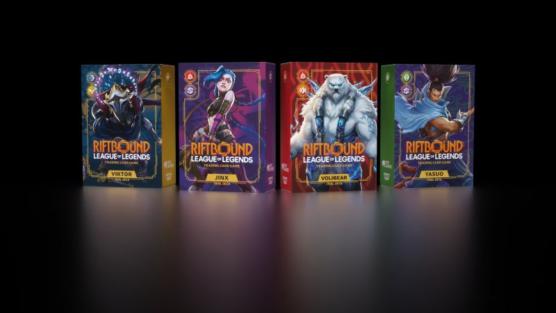 A Lucca abbiamo potuto testare i quattro mazzi di prova di Riftbound. Inutile dire che ci siamo divertiti tantissimo, trovando particolarmente interessante quello di Viktor