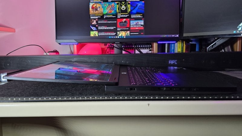 Le cerniere consentono un'apertura del laptop a 180°