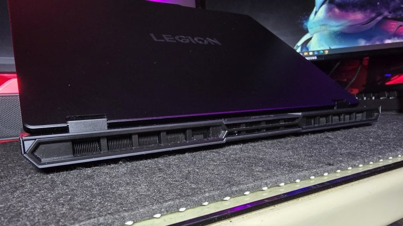 La batteria da 80 Wh consente la visualizzazione di contenuti fino a 5 ore continuative