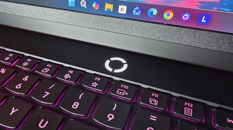 Il tasto di accensione RGB segnala il profilo energetico utilizzato con tre colori differenti