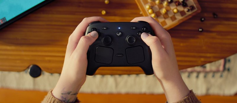 Lo Steam Controller tenuto in mano