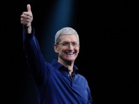 Apple, Tim Cook potrebbe lasciare il suo ruolo di CEO nel 2026: John Ternus tra i possibili candidati