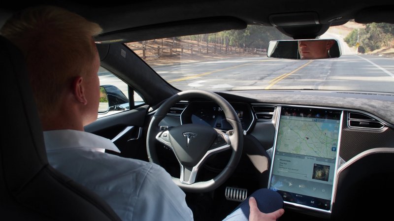 Un'automobile Tesla con guida autonoma