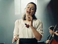 La cantante del brano Lumiere di Clair Obscur: Expedition 33 sta avendo grande successo negli USA