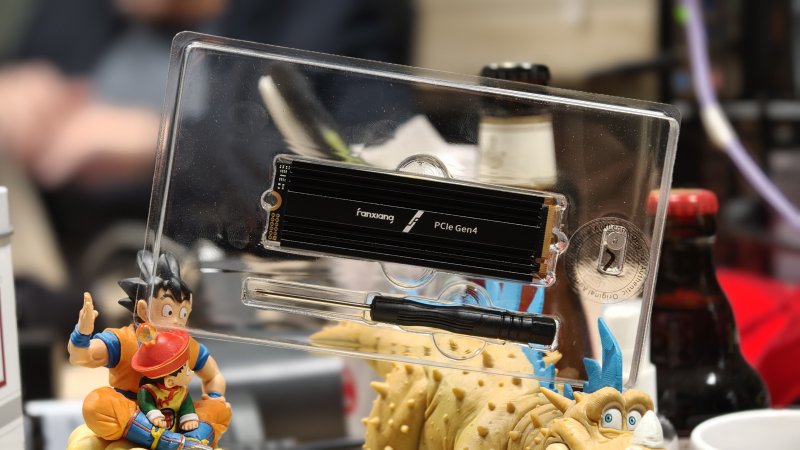 La confezione include tutto quello che serve per installare l'SSD Fanxiang S880E, anche su PS5