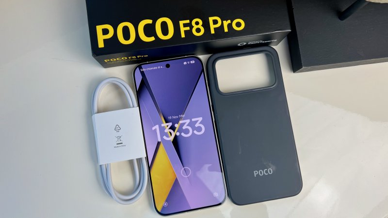 La dotazione di accessori di POCO F8 Pro