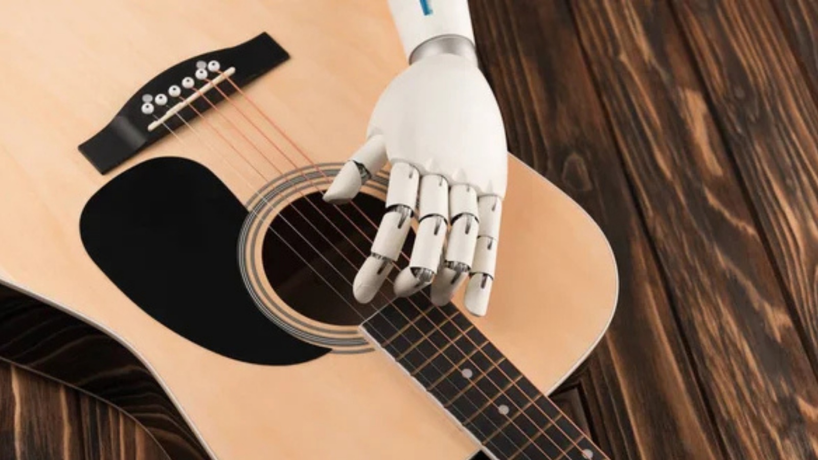 Mano robotica suona la chitarra