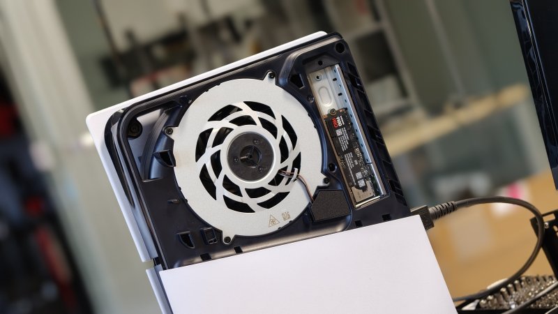 Samsung 9100 PRO montato su PS5: può stare senza dissipatore, visto che viaggia a mezzo servizio (ma non fatelo a casa)