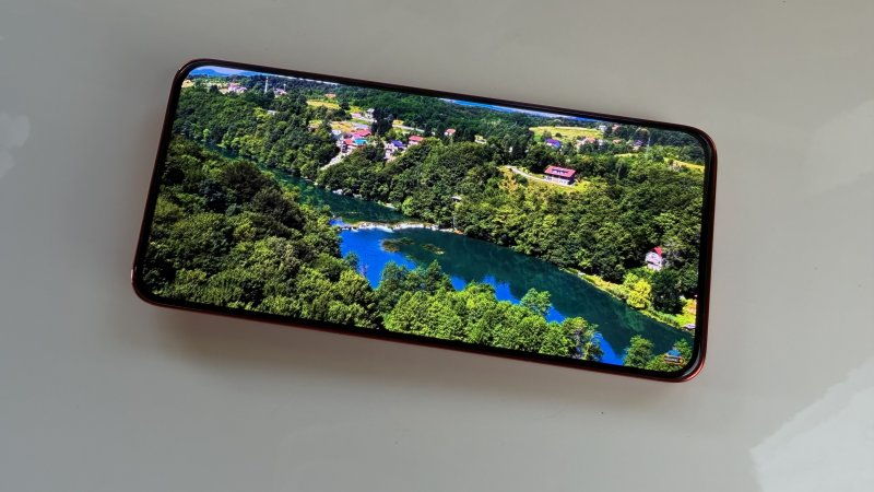 Il display è uno degli elementi migliori del pacchetto, un LTPO molto luminoso