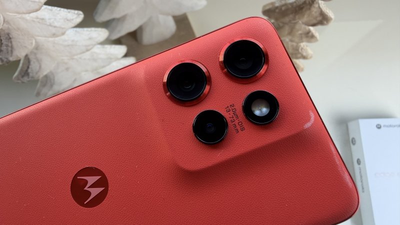 Il set di tre fotocamere posteriori è invariato rispetto al predecessore