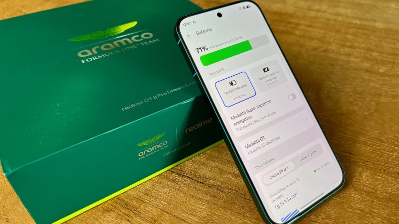 La batteria di Realme GT 8 Pro è capiente e la ricarica rapida, anche in wireless
