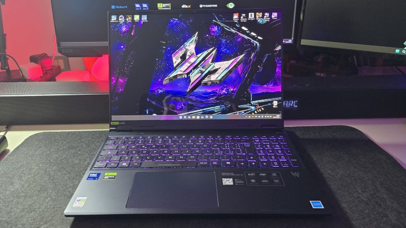 Il display OLED offre una risoluzione di 2560 x 1600 pixel con refresh rate fino a 240 Hz