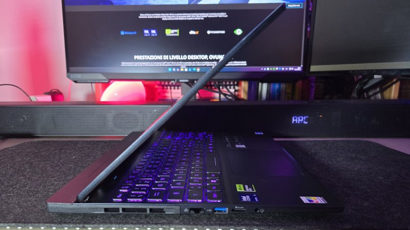 Predator Helios Neo 16S AI supporta Thunderbolt 4 e DisplayPort