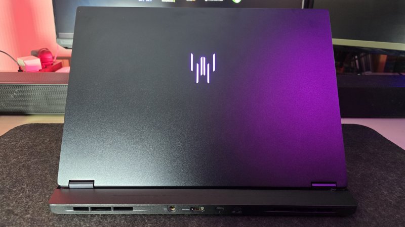 Il nuovo arrivato in casa ACER offre forme eleganti, con un sistema di illuminazione RGB circoscritto al logo centrale e alla tastiera