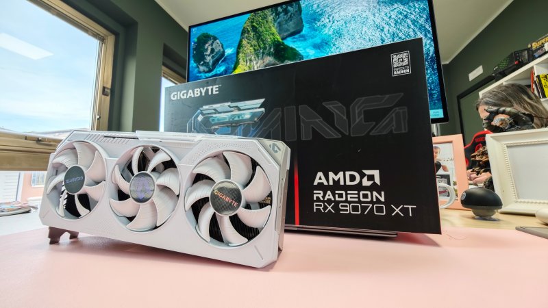 Radeon RX 9070 XT Gaming OC Ice con la sua confezione di vendita