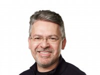 Apple rimuove John Giannandrea dalla pagina della leadership esecutiva: la crisi di Siri e i ritardi dell'IA